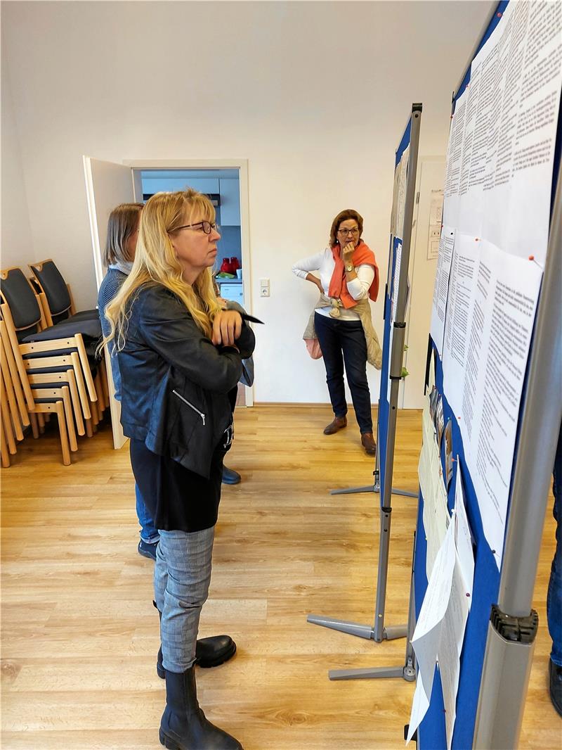 Inhalt des Immenröder Turmknaufs präsentiert Auch die Stellwände bergen viele interessante Fakten. Im Hintergrund steht Dagmar Mönnecke-Koroma für Fragen bereit.