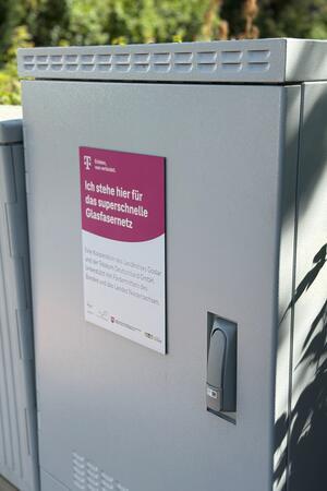 Auch die Telekom wirbt in Bad Harzburgs mit Glasfaser. Allerdings nur in ausgesuchten Bereichen und (wie hier) an Schulen.