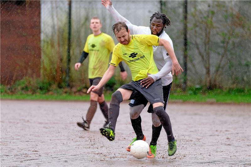 Auch die Unterstützung durch Okers Bezirksliga-Torjäger Talent Mabidi (r.) hilft dem VfL nicht. Sertan Bayram schlägt den Tabellennachbarn mit dem VfR Langelsheim am Ende deutlich.  Foto: Drechsler
