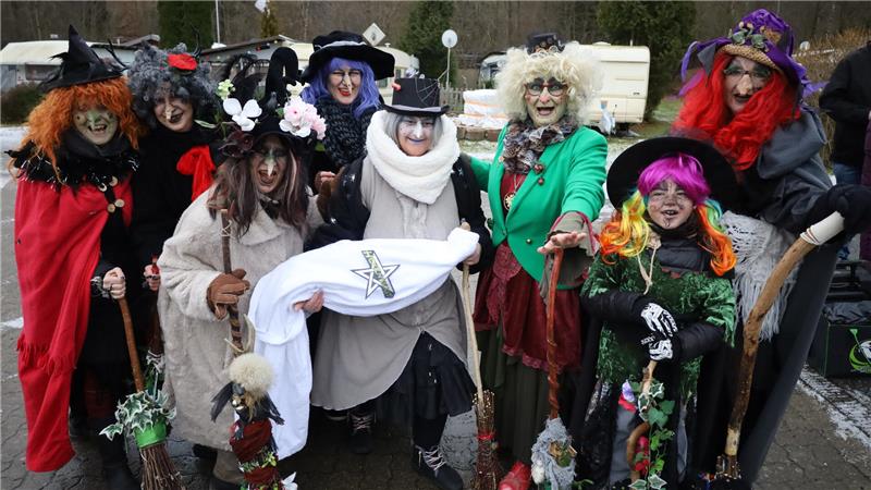 Als Hexen verkleidete Personen stehen nebeneinander.