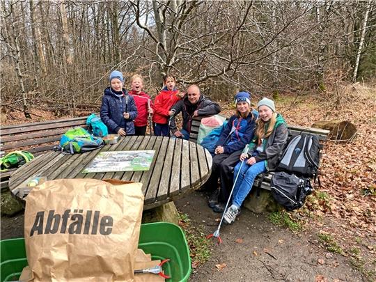 Auch die achtköpfige Gruppe des Jugendtreffs ist im Wald unterwegs und sammelt Spraydosen, Windeln, Handschuhe, Pfandflaschen und „Hundekot im Plastikbeutel“. Foto: Privat