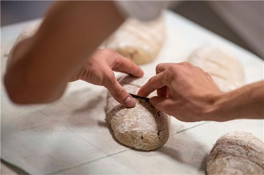 Auch die anhaltende Energiekrise und die gestiegenen Rohstoffkosten belasten die Bäckereien weiter.
