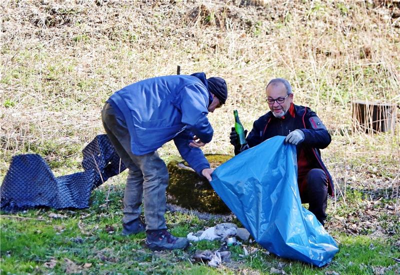 Auch die auswärtigen Mitglieder packten mit an: Rio Jünger und Stefan Müller (links) aus Einbeck sammeln den Unrat rund um die Bergstadt auf.  Foto: Jung