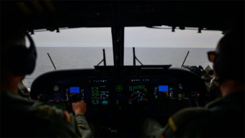 Auch die beiden Piloten der Bundeswehr halten aus ihrem Cockpit Ausschau nach möglichen Verunreinigungen auf dem Meer. 