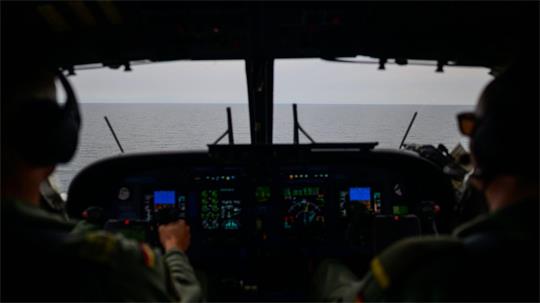 Auch die beiden Piloten der Bundeswehr halten aus ihrem Cockpit Ausschau nach möglichen Verunreinigungen auf dem Meer. 