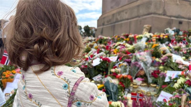 Gesichter der Trauer: So erinnern sich Norweger an Harald Auch die einjährige Lara hat Blumen für den König abgelegt.