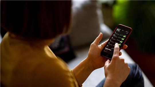 Auch die finanziellen Entscheidungen junger Menschen werden durch soziale Medien stärker beeinflusst als bei älteren Generationen. (Symbolbild)