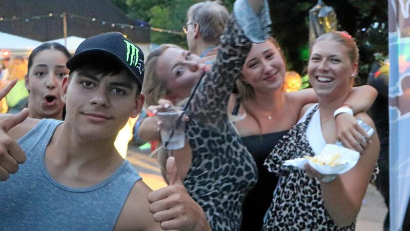 Auch die jüngere Generation zieht es zur Sommerparty in das Stadtbad Hornburg.