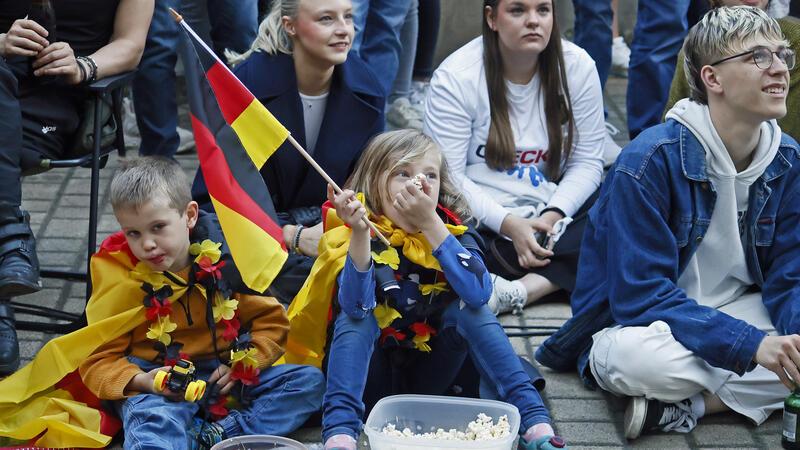 EM-Vorfreude: Am Goslarer Museumsufer kann wieder gejubelt werden Auch die kleien Fans drücken der Nationalmannschaft die Daumen.