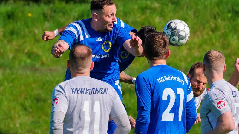 Auch die obere Etage gehört der TSG Bad Harzburg: Marcel Schaare (l.) und Slavcho Uzunov (verdeckt) spielen beim 6:2-Erfolg gegen Adersheim Doppelkopf. Foto: Drechsler