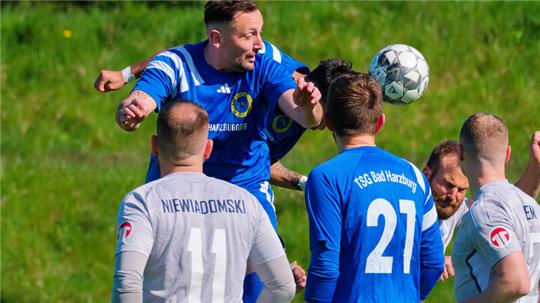 Auch die obere Etage gehört der TSG Bad Harzburg: Marcel Schaare (l.) und Slavcho Uzunov (verdeckt) spielen beim 6:2-Erfolg gegen Adersheim Doppelkopf. Foto: Drechsler
