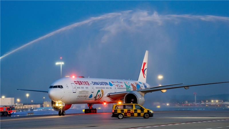 Auch die zweite Maschine bekam zur Begrüßung Wasserfontänen.