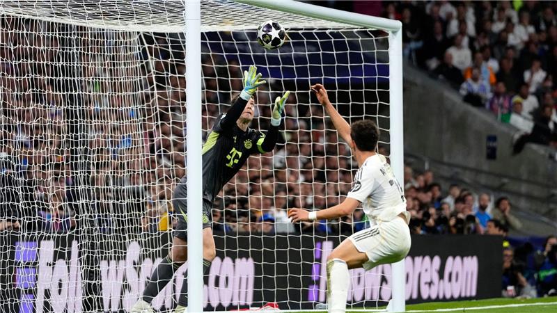 Auch diesen Ball hält Manuel Neuer (l) noch.