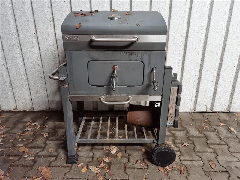 Polizei sucht kleinen Besitzer: Wem gehört dieses Kinderfahrrad? Auch dieser Holzkohlegrill wurde bei dem Schrotthändler gefunden. Die Polizei sucht nun den Besitzer. Foto: Polizei