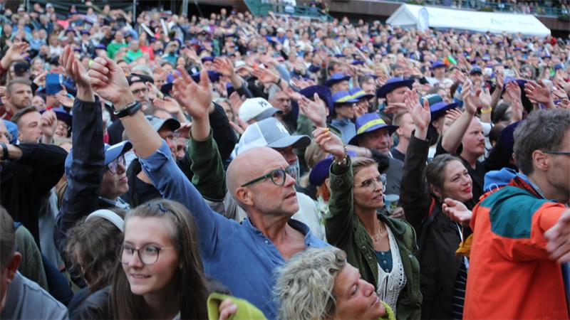 Einblick in das Yellow-Jockey-Festival vom vergangenen Jahr: Die Gäste heben begeistert ihre Hände in die Luft.
