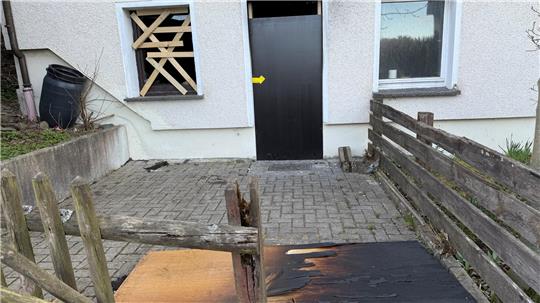 Auch drei Wochen nach dem Brand sind die Spuren am Ort des Geschehens nicht zu übersehen. Mittlerweile sind die Ermittlungen der Polizei abgeschlossen.