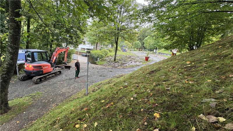 Auch ein Bagger bringt im Altenauer Kurpark nicht das gewünschte Ergebnis.