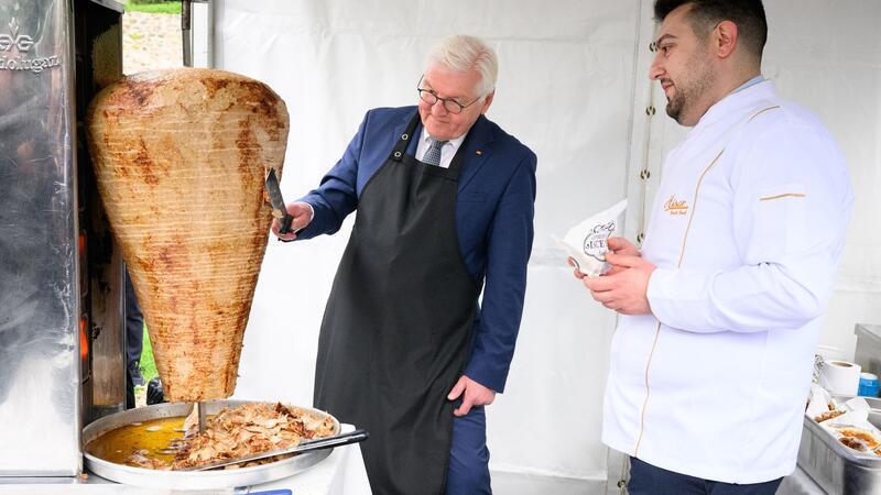 Zoff um Döner geht in heiße Phase Auch ein Döner-Fan: Bundespräsident Steinmeiner brachte in diesem Jahr sogar einen Berliner Dönerspieß mit zu einem Türkei-Besuch. (Archivbild)