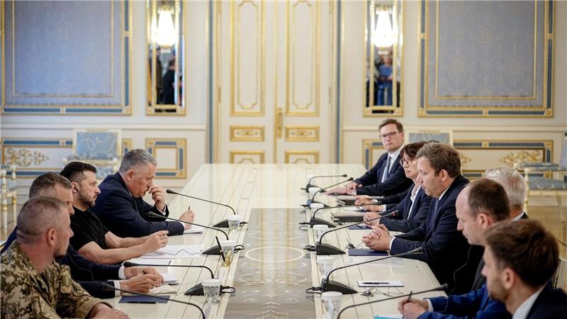 Vizekanzler Klingbeil sondiert in Kiew Sicherheitsgarantien Auch ein Gespräch mit dem ukrainischen Präsidenten Wolodymyr Selenskyj steht auf der Agenda.