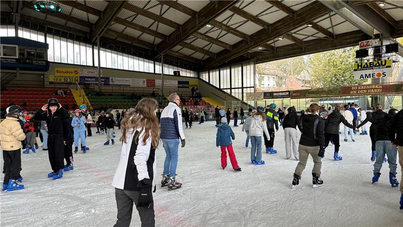 Auch ein Magnet ist das Eisstadion. Rund 42.000 Gäste werden 2024 gezählt – und das sind nicht Besucher der Eishockeyspiele, sondern nur Besucher bei den regulären Laufzeiten und den Eisdiscos.