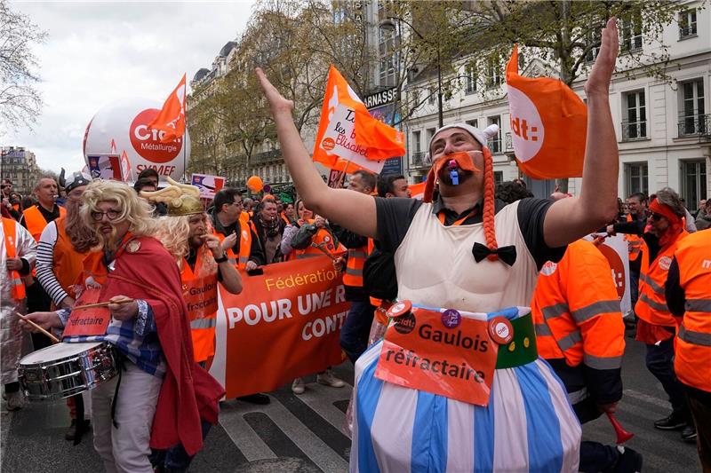 Neue Proteste gegen Macrons Rentenreform in Frankreich Auch ein Obelix ist auf der Straße: Gewerkschafter demonstrieren in Paris gegen die Rentenreform.