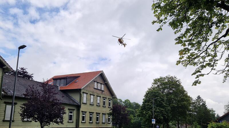 Auch ein Rettungshubschrauber ist im Einsatz.