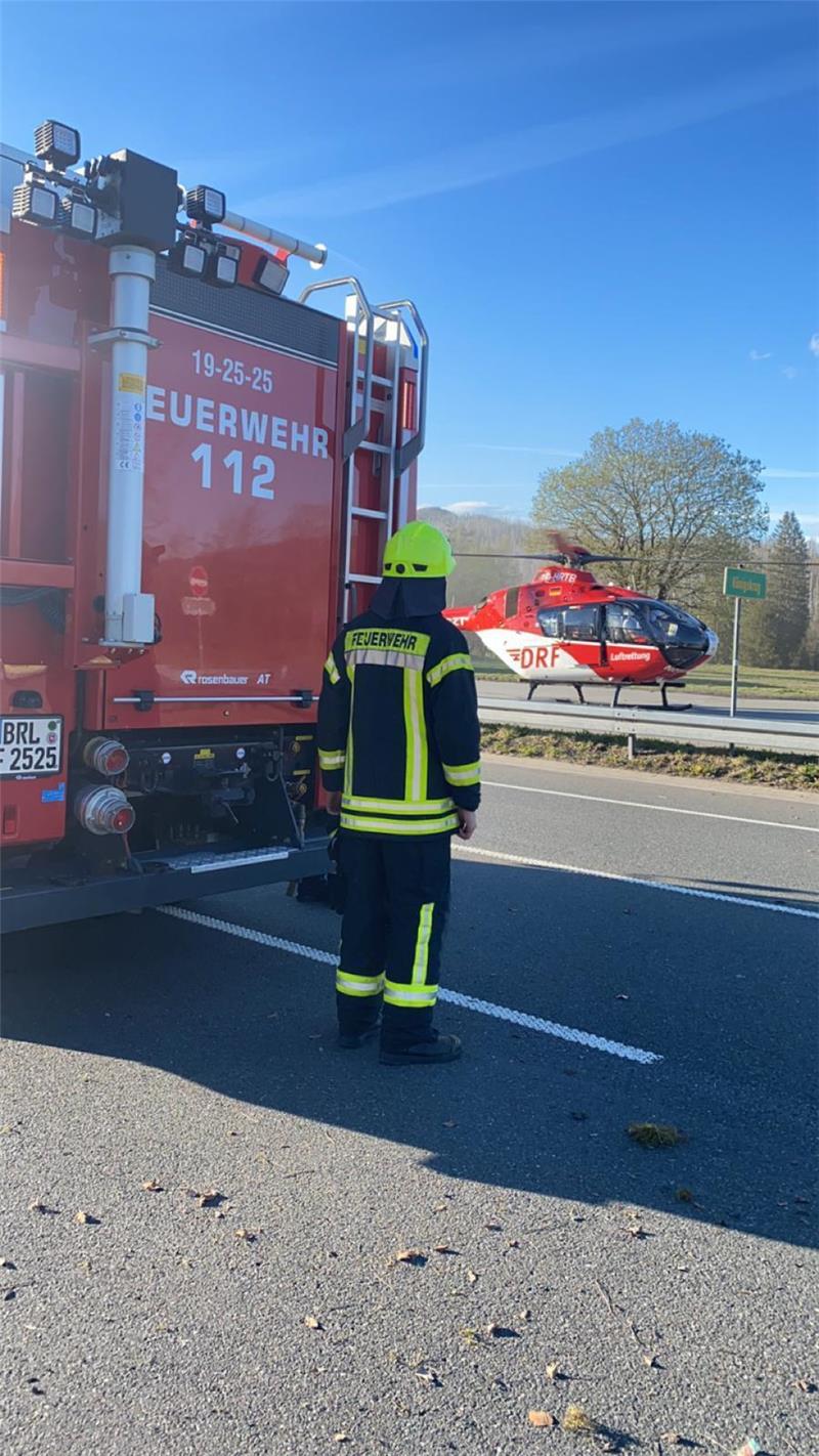 Unfall auf B4 bei Königskrug: Mann und Frau schwer verletzt Auch ein Rettungshubschrauber war im Einsatz. Foto: Feuerwehr Braunlage