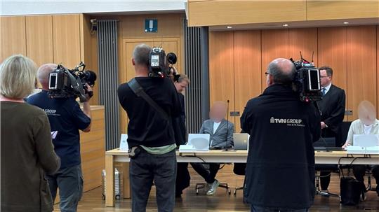 Auch ein TV-Team verfolgt den Prozess am Landgericht Braunschweig.