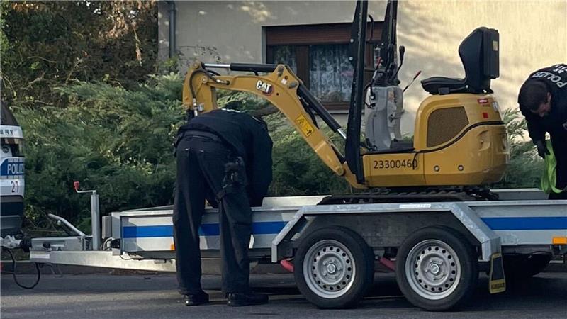 Auch ein kleiner Bagger kam bei der Suche nach Hinweisen zum Einsatz.