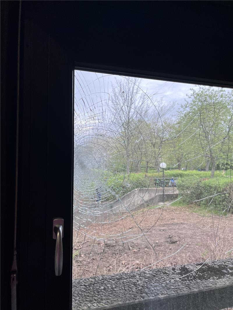 Auch ein weiteres Fenster wurde durch die Täter beschädigt. Foto: Privat