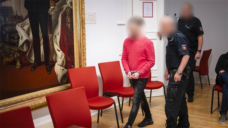 Streit um eine Frau? 34-Jähriger wegen Mordes vor Gericht Auch eine 51-Jährige soll von dem Angeklagten verletzt worden sein.