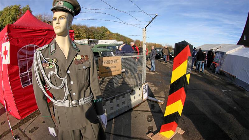 Eckertal: Menschen feiern den Tag, an dem der Eiserne Vorhang fiel Auch eine Ausstellung mit alten DDR-Devotionalien wird es am Samstag geben.