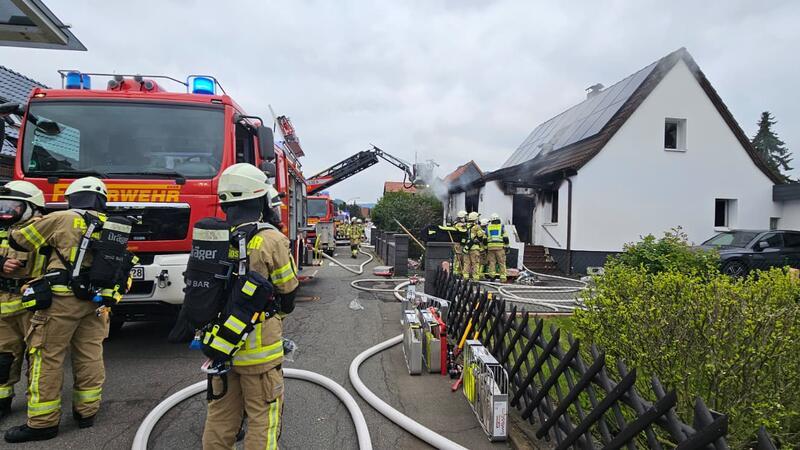 Auch eine Drehleiter kommt zum Einsatz.