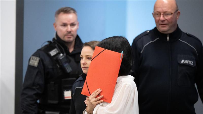 Auch eine Frau, die ehemalige Geliebte des Mitarbeiters, steht vor Gericht. 