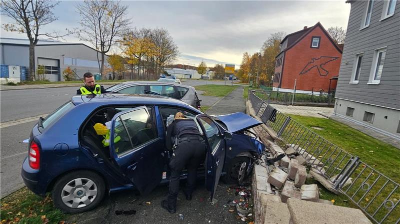 Auch eine Gartenmauer wurde stark beschädigt.