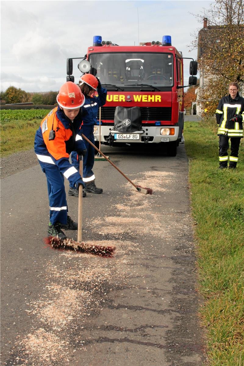 17 angehende Othfresener Feuerwehrkräfte absolvieren „Berufsfeuerwehrtag“ Auch eine „Ölspur“ gilt es, beim 24-Stunden-Dienst zu beseitigen.