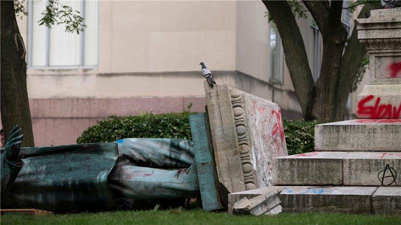 Auch eine Statue des Südstaaten-Generals Albert Pike wurde bei den Protesten beschmiert und vom Sockel gestürzt. (Archivbild)