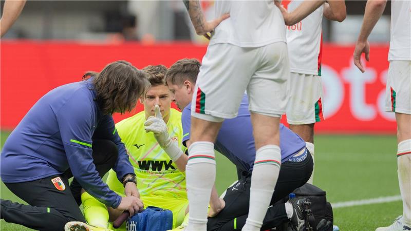 Auch eine kurze Behandlungspause nach einer Abwehr mit dem Kopf konnte Augsburgs Keeper Finn Dahmen nicht aus dem Rhythmus bringen. 