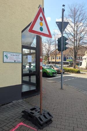 Ein Ampelschild steht bereits in der Herzog-Julius-Straße.