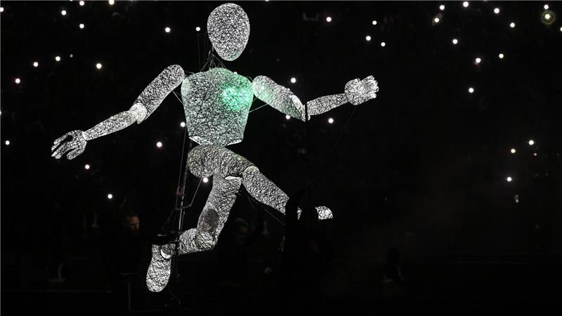 Großer Diego-Abschied: XXL-Puppe stellt 62-Meter-Tor nach Auch eine roboterartige Puppe kann offenbar Tore wie Diego schießen.