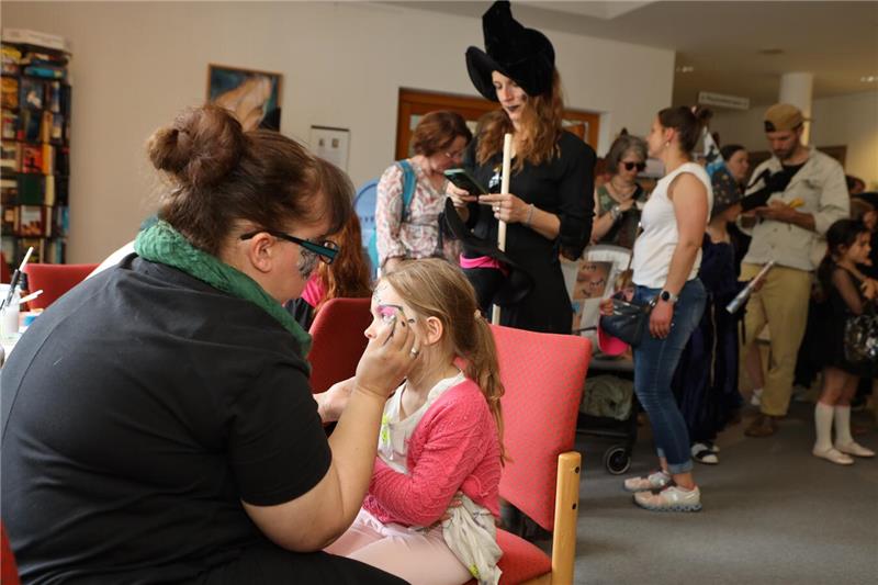 Auch einige Kinder lassen sich im Kurgastzentrum mystisch schminken.