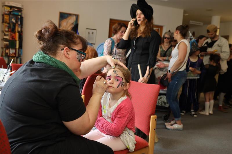 Auch einige Kinder lassen sich im Kurgastzentrum mystisch schminken.