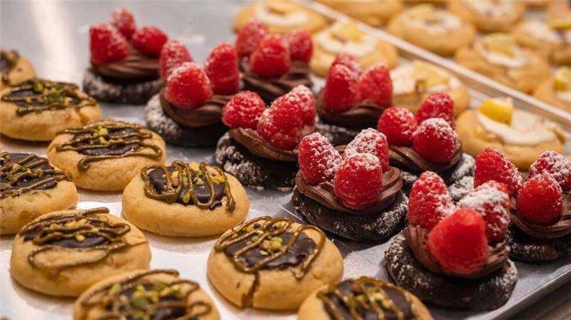 Auch frische Zutaten wie Himbeeren kommen auf die Kekse.