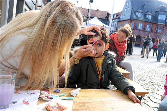 Auch für die jüngsten Besucher gab es ein volles Programm: Hier verwandelt Maximiliane Sinanoski den vierjährigen Sahleh Alkhatib in einen Fuchs.