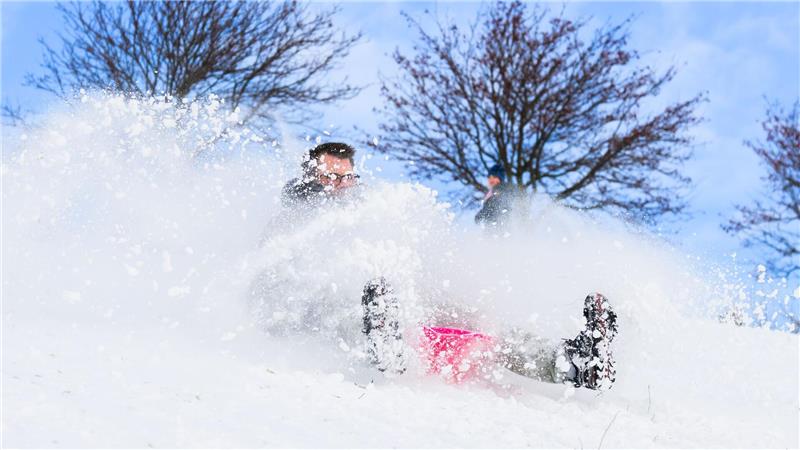 Sturm „Elli“ zieht ab, Frost kommt – Probleme im Bahnverkehr Auch für die schönen Seiten des Winterwetters blieb Zeit - wie hier am Kronsberg in der Region Hannover.