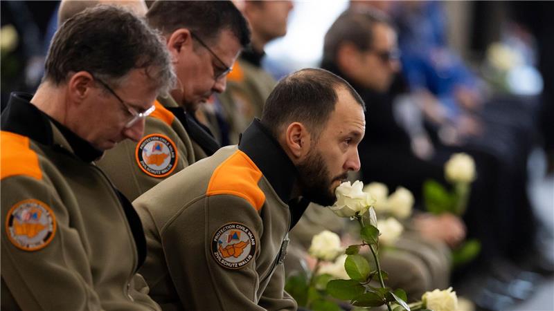 Schweizer Inferno: U-Haft-Antrag am Trauertag Auch für viele Retter war das Geschehen in Crans-Montana erschütternd.
