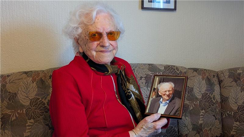 Auch heute noch lebt Irmgard Reinecke in demselben Haus, in dem sie schon damals mit ihrem Partner Hermann wohnte. Im Bild präsentiert sie ein Foto von ihm.