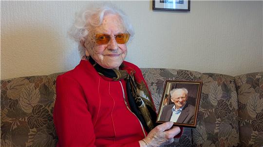 Auch heute noch lebt Irmgard Reinecke in demselben Haus, in dem sie schon damals mit ihrem Partner Hermann wohnte. Im Bild präsentiert sie ein Foto von ihm.