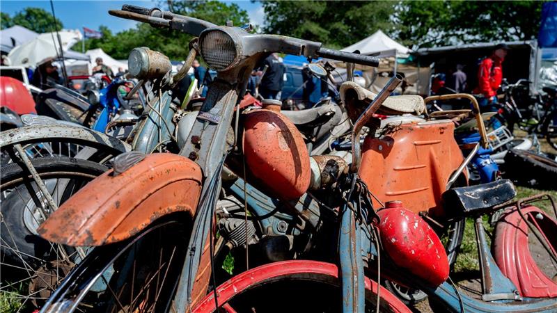 Zehntausende treffen sich auf dem Bockhorner Oldtimermarkt Auch historische Motorräder stehen zum Verkauf.