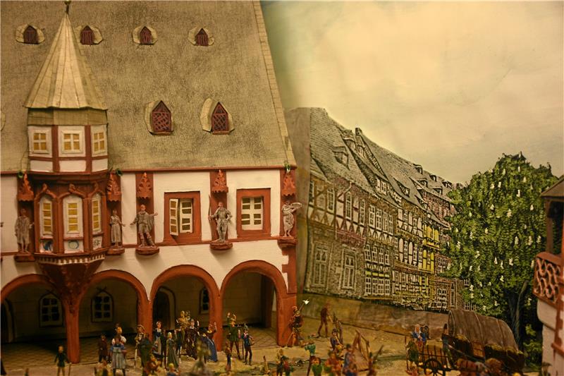 Goslarer Zinnfigurenmuseum sucht Paten Auch im Dioramenbau gibt es Moden und steigende Ansprüche an Qualität und Professionalität: Die Fachwerkhäuser im Hintergrund des Hotel Kaiserworth sind nur gezeichnet, ebenso das Dach des Hotels. Foto: Kempfer